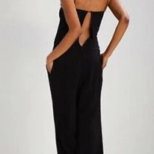 Samsoe Samsoe jumpsuit, stl L - Jumpsuit från Samsoe Samsoe, svart, stl L. 97 % viskos, 3 % elastan. Helt ny, aldrig använd. 