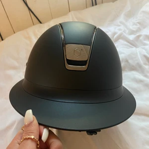 Samshield hjälm - Säljer nu min helt oanvända Samshield Miss Shield hjälm i storlek S55. Köpte den för att ha som en extrahjälm men då den aldrig kommit till användning säljer jag den nu💕 Somsagt aldrig använd så i helt nyskick! Nypris är 3800kr och jag säljer för 2900kr. Hjälmen finns i Särö men kan tas med till Kungsbacka eller alternativt skickas mot fraktkostnad💗🐴