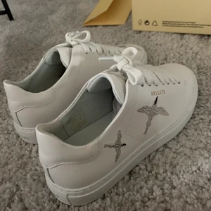 Arigato sneakers  - SÄLJER mina arigato skor för 1600 ink. frakt, (nypris 2000kr) Bara testade en gång, köparen får med allt (kartong, tillkommande stickers osv). Storlek 35. NYSKICK