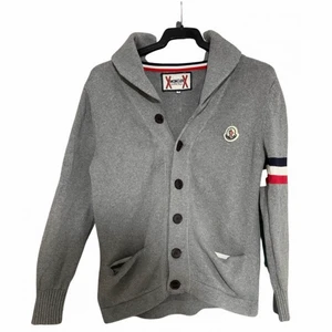 Moncler kofta str M (passar S) - Tröjan är i bra skick men täcken på användning finns. Säljer den pågrund av att den är för liten för mig och jag är 1,80 lång. 