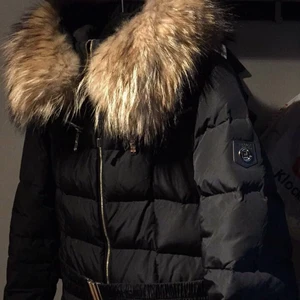 Hollies jacka - En svart hollies jacka, nypris 3800.                                   Köparen står för frakten