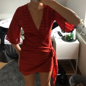 Röd klänning Zara - Röd/orange klänning från Zara, knappt använd!!