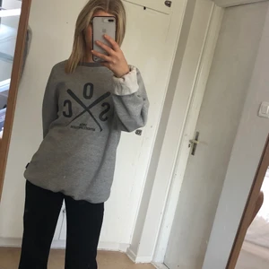 Storlek M - Superskön oversized tröja med tryck ifram, köparen står för frakten