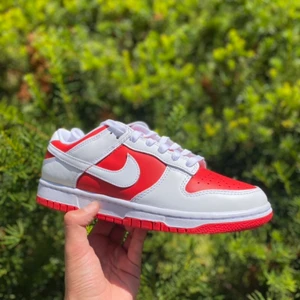 Nike dunk low championship red.  - Nike dunk low championship red. storlek 40.5   pris 1450