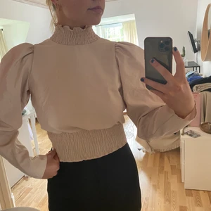 Blus från ginatricot - En fin beige topp köpt för nått år sedan, knappt använd, nypris 249kr🌸🌸köparen står för frakten