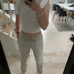 Zara topp - Säljer min fina topp från zara. Då den tyvärr inte kommer till användning. Den är i bra skick då jag inte har använt den så mycket. Skriv privat om du är intresserad💕💕