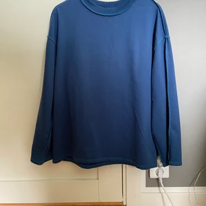 Tröja - Oversized tröja som är ”utoch in”. Det är alltså meningen att sömmarna ska vara utåtriktade. Jätteskönt material, ganska stor så passar S-L/XL