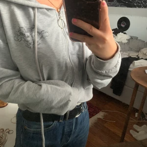 cropped kofta med ett litet tryck - en cropped kofta med ett litet tryck på vänstra hörn, jättegulligt på änglar! säljer för 80, frakt tillkommer! nästan bara använt en gång pga att det inte riktigt är min stil!❤️