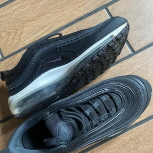 Nike air max 97 dam - säljer mina nike air max 97 dam i svart färg med vit sula i storlek 38.5. De är i väldigt bra skick. har tyvärr slängt kartong och kvittot men de köpa på Nike.com Pris kan diskuteras, köparen står för frakt. 