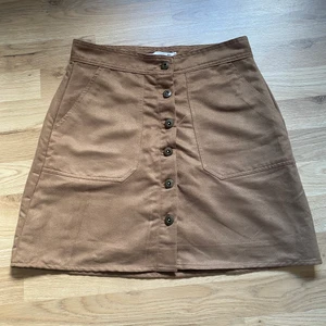 Kjol - Säljer en brun kjol i storlek S ifrån Lager 157. Aldrig använd.