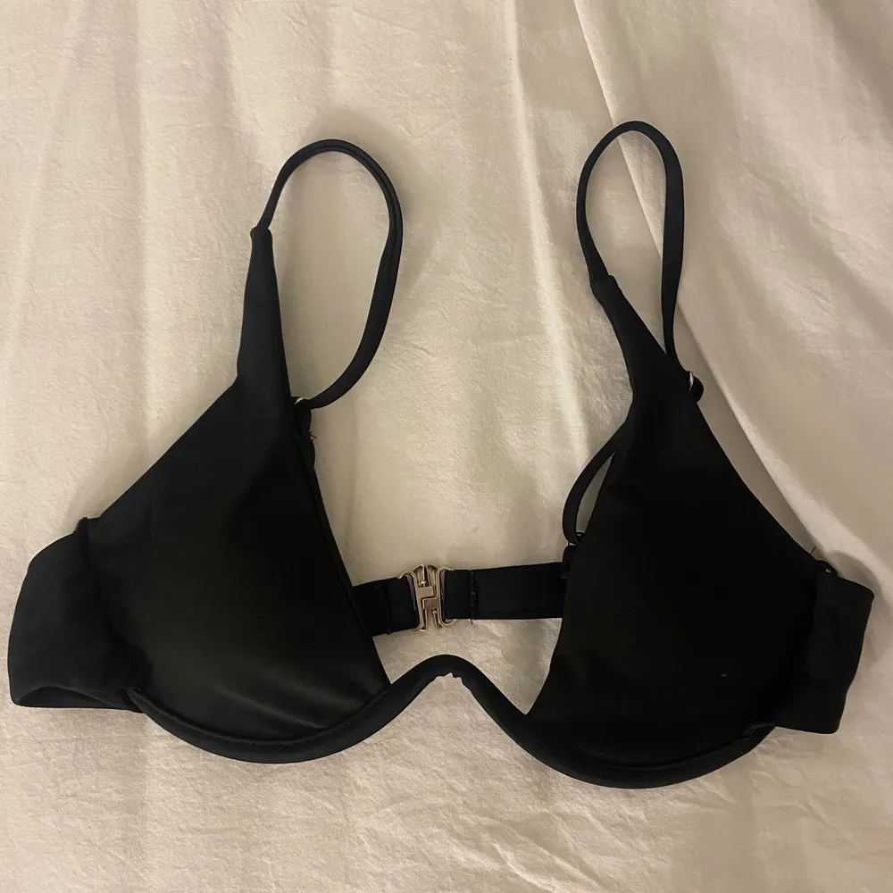 Säljer denna svarta bikiniöverdelen från designbysi i storlek s. Säljer så den aldrig kommit till användning,, den är väldigt liten i storlek skulle mer säga att den är en xxs/xs.           50kr + frakt. Övrigt.