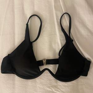 Säljer denna svarta bikiniöverdelen från designbysi i storlek s. Säljer så den aldrig kommit till användning,, den är väldigt liten i storlek skulle mer säga att den är en xxs/xs.           50kr + frakt