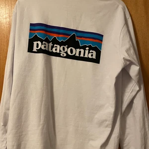 Patagonia Long Sleeve - Säljer en patagonia long sleeve som är i mycket fint skick! Strl S. Nypris 400kr. Köparen står för frakten. 💞