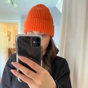 Orange mössa - Så snygg mössa från Bik Bok, perfekt för att bryta av en svart outfit nu till höst. Då den är supervarm och snygg är den använd en del, men finns inga tecken på slitage eller liknande. Köparen står för frakt! Meddela mig för vidare info eller frågor💜