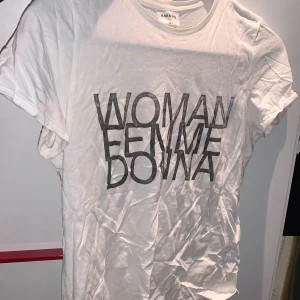 Vit tshirt i strl xs😍 - Helt ny tshirt som passar perfekt att ha under hoodies eller vara som den är❤️🥰☺️Den är i strl xs💕