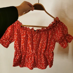 Röd cropad topp - Röd cropad topp i storlek s, 50 kr plus frakt