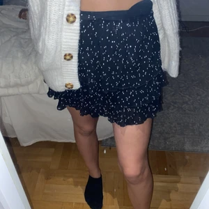 Fin kjol från zara 💕 - Fin skjortkjol ifrån zara, som inte säljs längre! Fortfarande i bra skick! 