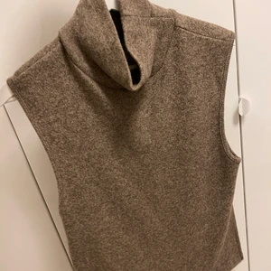 Stickad väst  - Stickad väst. Oanvänd så i gott skick.