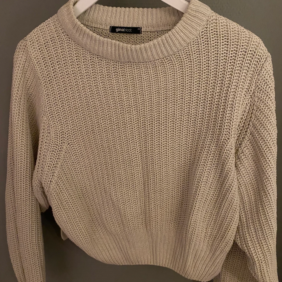 Beige stickad långärmad tröja