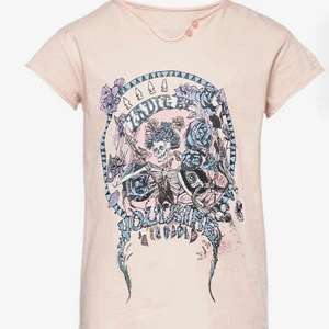 Zadig & Voltaire  - Säljer min jättefina zadig t-shirt!! Den är aldrig använd och men har inte prislappen kvar✨💗  (Den är i storleken Xs men skulle säga att den sitter som en S). Skriv om ni vill ha mer info och buda i kommentar!!💗