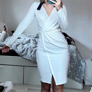 Vit klänning - Helt oanvänd vit långärmad klänning där lappen sitter kvar. Från bubbleroom🌸