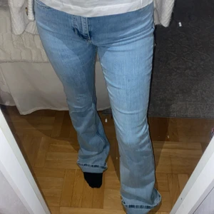 Fina zara jeans!  - Fina utsvängda zara jeans! Bra skick!💕