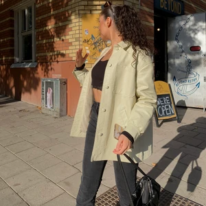 Beige läderjacka - Superfin skjortjacka i läderimitation. I helt ny skick. (Org pris 480 kr). Köparen står för frakten 🤍