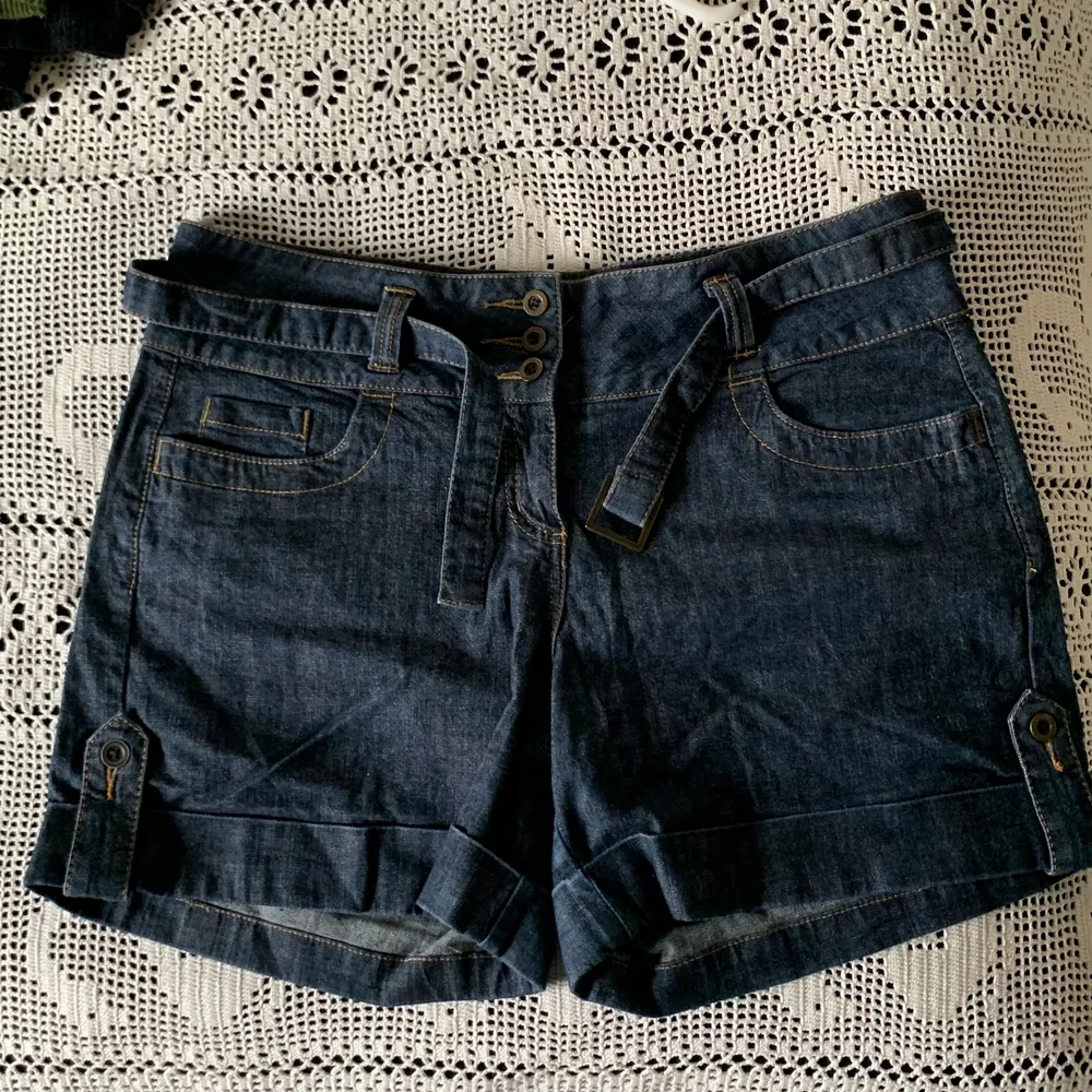 Ett par jeansshorts som aldrig använts. Storlek 40. Betalning endast med Swish. Jag står inte för frakt eller postens slarv🥰. Shorts.