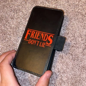 Ett stranger things mobil skal! - Säljer detta skal för det passar ej på min mobil :// använd. Funkar hur bra som helst! <3 kan lägga kort i osv