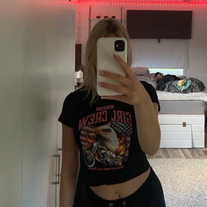 Svart Tshirt - Svart kort Tshirt som är köpt för ett par år sedan. Använd några gånger men är i bra skick, tunt och skönt material med ett tryck på framsidan!🖤