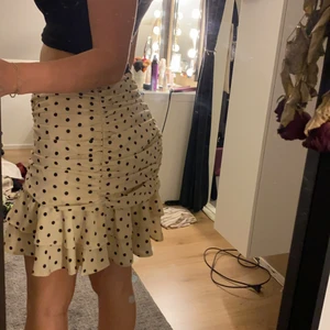 Fin volang kjol - En prickig volang kjol, sjukt snygg men tyvärr för stor för mig!Det är aldrig använd endast testad. Storlek L men den passar M , den e väldigt liten i storlek.