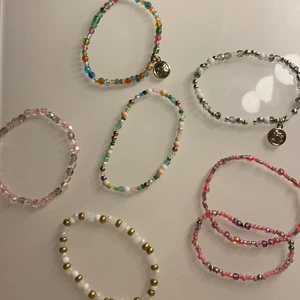 pärlarmband - SÄLJS VARFÖRSIG. 15kr styck. Storlek M/L 