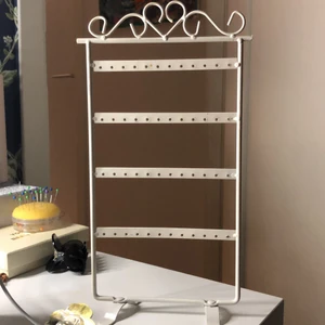 Smyckeshängare  - Du kan hänga smycken på den den är 2 veckor gammal ångra mig men det va inte öppet köp spinn nån vill ha den får ni den för ett bra pris 