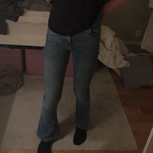 Mörkblåa botcut från Gina - Säljer mina super söta botcut jeans från Gina tricot i fint skick och bara använt ett fåtal gånger (buar vid intresse från flera)💗