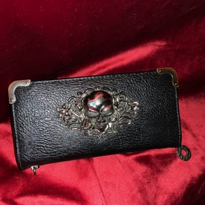 Plånbok  - Svart plånbok, använd men i bra skick. 