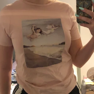 NA-KD storlek S  - Rosa tröja med sametsttyck på två änglar som flyger över en strand 