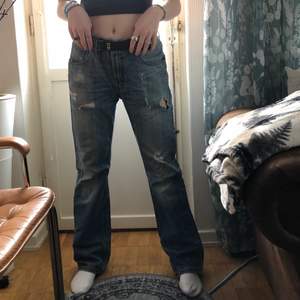 Coola lågmidjade jeans med slitningar lite här och var!😊