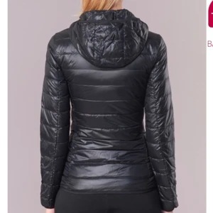 En Armani EA7 damjacka  - En oanvändbar damjacka i storlek XS, märket Armani EA7. Passar perfekt till våren då den är tunn men värmer samtidigt. Inte använt på grund av fel storlek!! (Kostar 1799kr i butik)