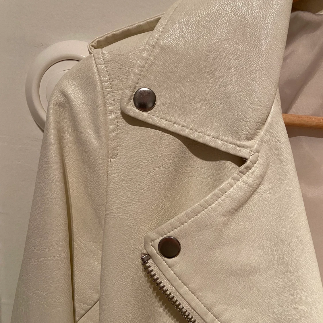 Vit fejklädder jacka - 90