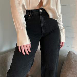 Svarta, stretchiga och sköna jeans från Zara. På bilden kan ni se jeansen på någon som är 168. Använda ett fåtal gånger och är i nyskick. 