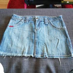 Fin jeans kjol som inte används. Storleken är L men sitter som M. Se bild 3 den gråbruna kjolen är storlek M men är lika stor som jeans kjolen. Köparen står för frakten. 