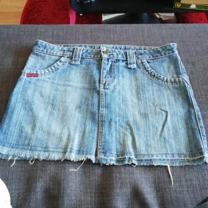 Jeans kjol  - Fin jeans kjol som inte används. Storleken är L men sitter som M. Se bild 3 den gråbruna kjolen är storlek M men är lika stor som jeans kjolen. Köparen står för frakten. 