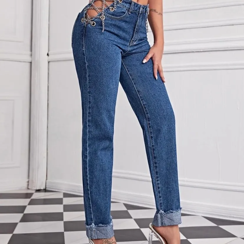 Hey, I’m selling these mom jeans which have chains on each hip side. I bought them in a large but they are way too big on me (I’m a 38/M). These jeans are NEW. They fit tall people (I am 177cm tall and they reach the all the way down). For any other wueasrion -> feel free to send me a message . Jeans & Byxor.