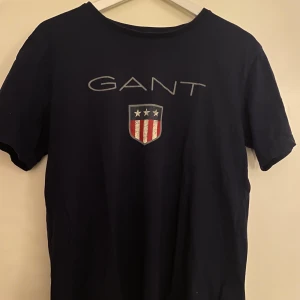 gant tröja  - en gant tröja i bra skick som är lite sliten på trycket men är för övrigt i ett fint skick. frakt 25kr