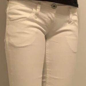 Tommy Hilfiger, stk W25 L32 - Jag säljer ett par Tommy Hilfiger jeans i nyskick, aldrig använda. Jag säljer de eftersom jag redan har ett par vita byxor och behöver inte fler, någon annan kan ta användning av de. De är lågmidjade men passar bra nere vid fötterna (är 168cm lång). 