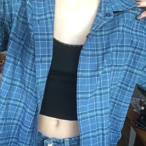 Vintage-skjorta!! - Så cool och användbar skjorta med korta armar🌈 färgen stämmer bäst överens med första bilden!! Den perfekta sommarskjortan☀️ passar alla storlekar beroende på hur man vill att den ska passa, sitter snyggt oversized på XS-L. 