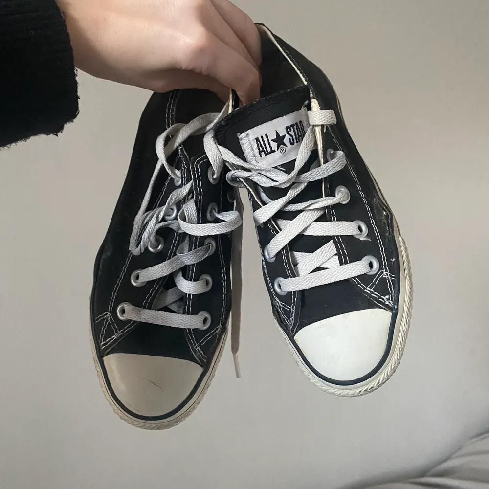 Converse i storlek 36/35 22-22,5cm är dom, okej skick men ena skon har en liten spricka!💗. Skor.
