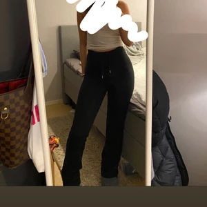 Utsvända mjukis - Mina absolut favoritbyxor i hela världen😍 Perfekt i längden för mig som är 170, skulle även passa dig som är lite längre och lite kortare självklart! Säljer för att jag fick ett par nya. Frakt tillkommer 66kr (spårbart)💕💕💕
