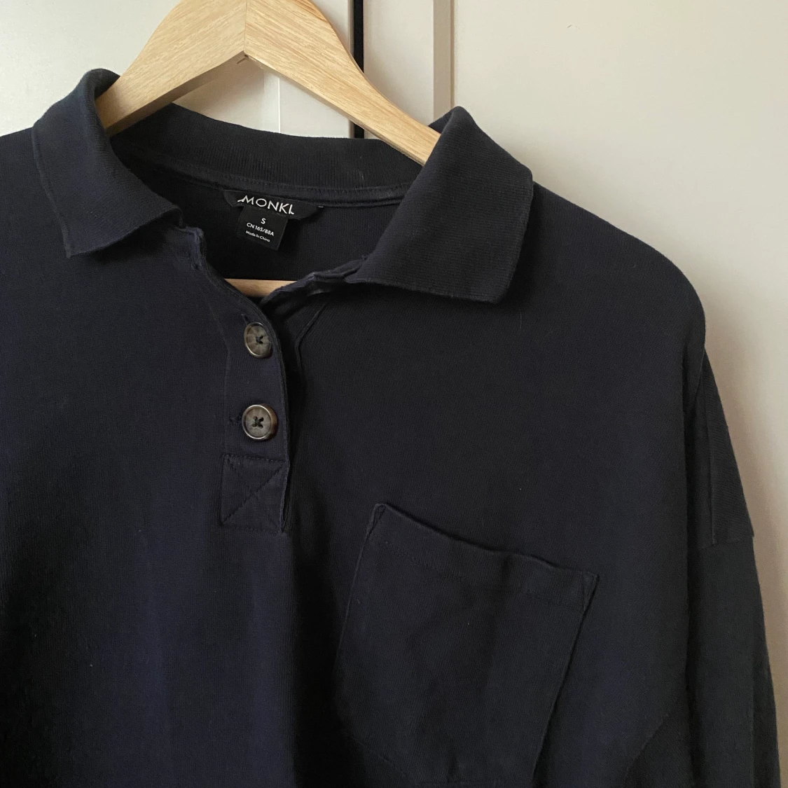 Tröja med knappar och krage 