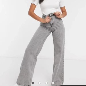 90s Wide leg jeans, gråa -  Jag säljer nu dessa ur snygga jeans som aldrig kommit till användning. Jag beställde dessa byxor och glömde bort att lämna tillbaka de då de var 30 dagars öppet köp! Prislappen sitter kvar och det är bara testade💗kontakta mig gärna vid intresse🤩